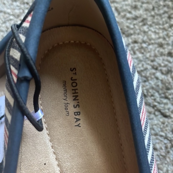 ST.JOHNS BAY women’s slip on shoes, NWT, navy red multi. Size 8.5 - Picture 2 of 6